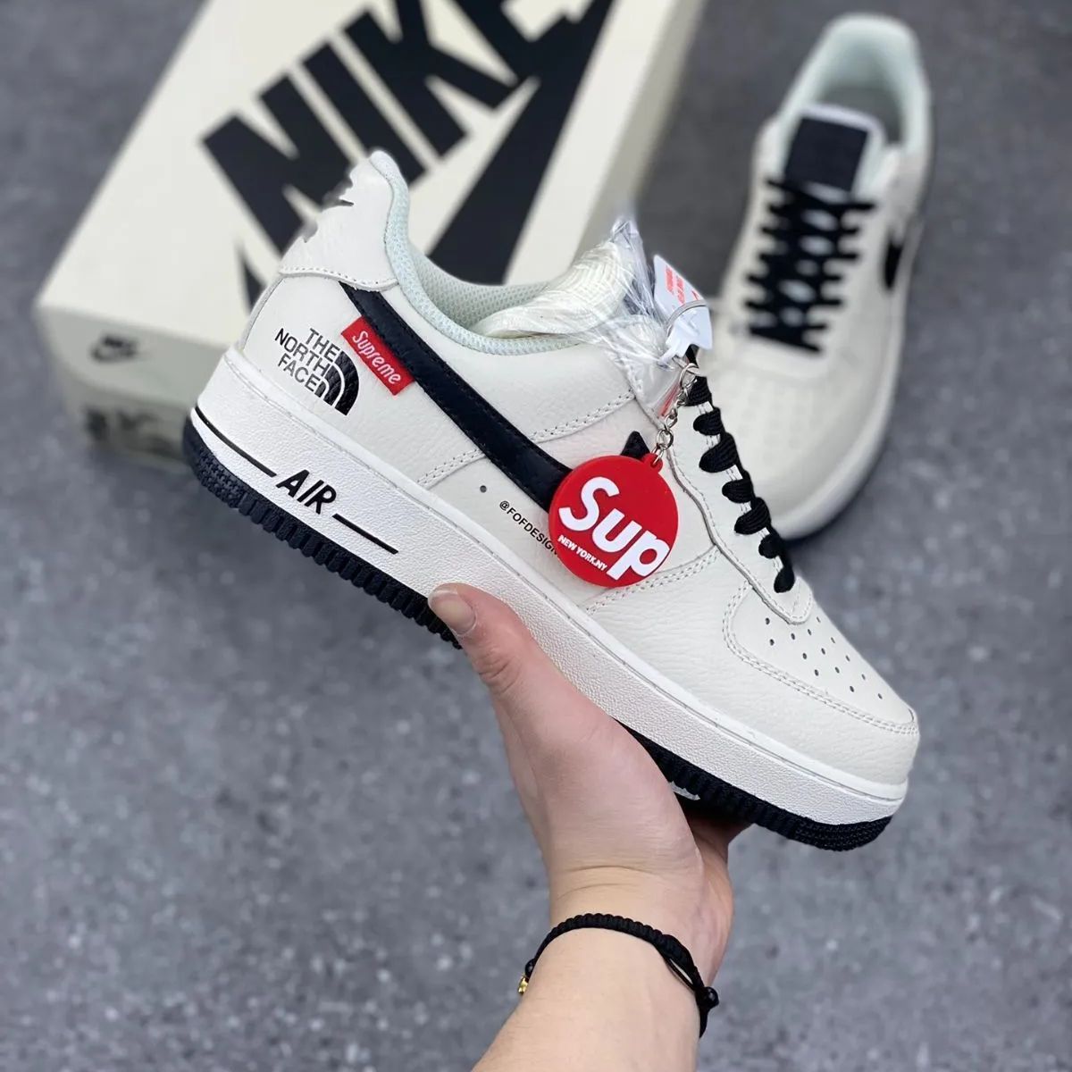 必須のトレンドアイテム：×The North Face×Nikeコラボ ブラックAir Force 1 限定販売