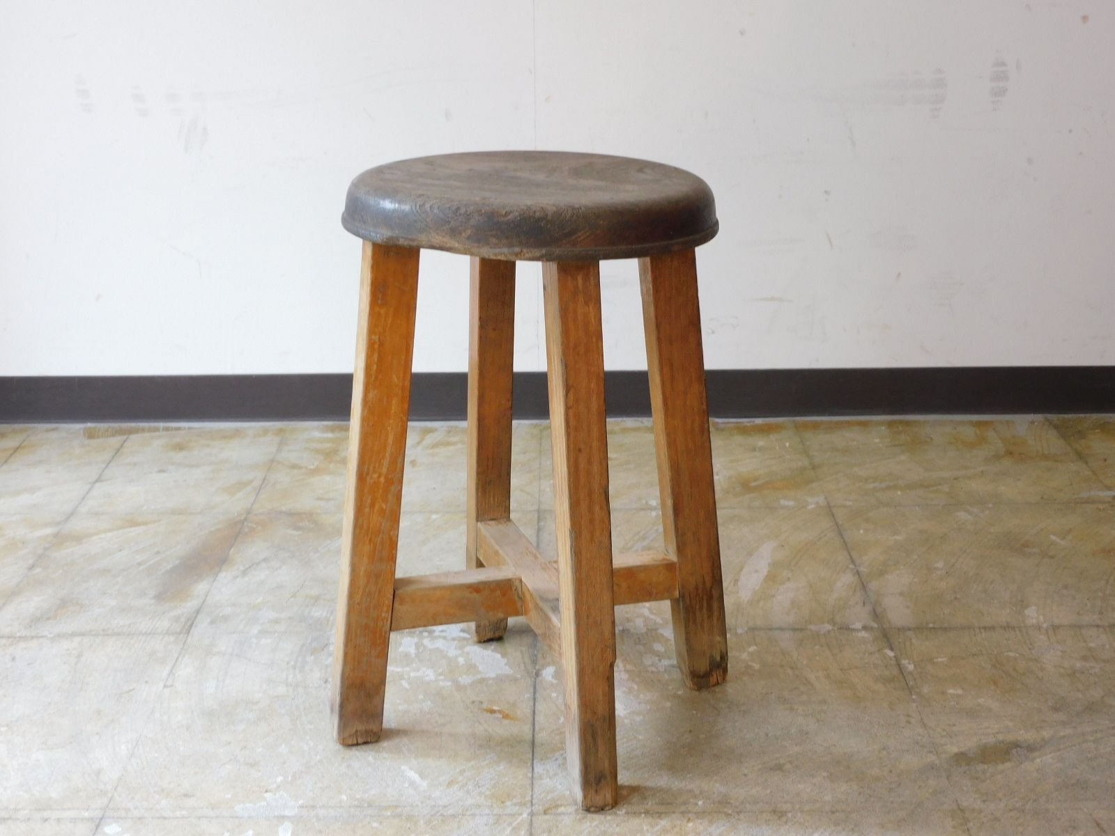 古く味のある木製の丸椅子　スツール　チェア　古道具　古家具 古く味のある木製の丸椅子