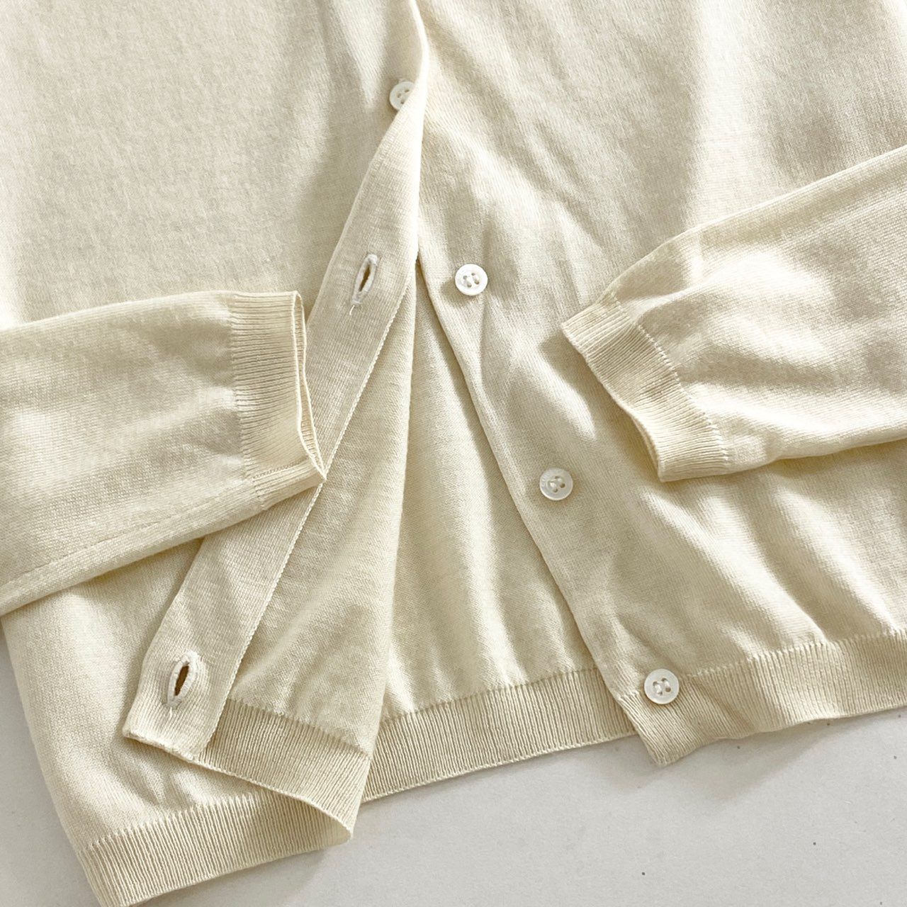 Cruciani カシミアsilkボタン付きカーディガンアンサンブル 40 Cruciani カシミアsilkボタン付きカーディガンアンサンブル 40
