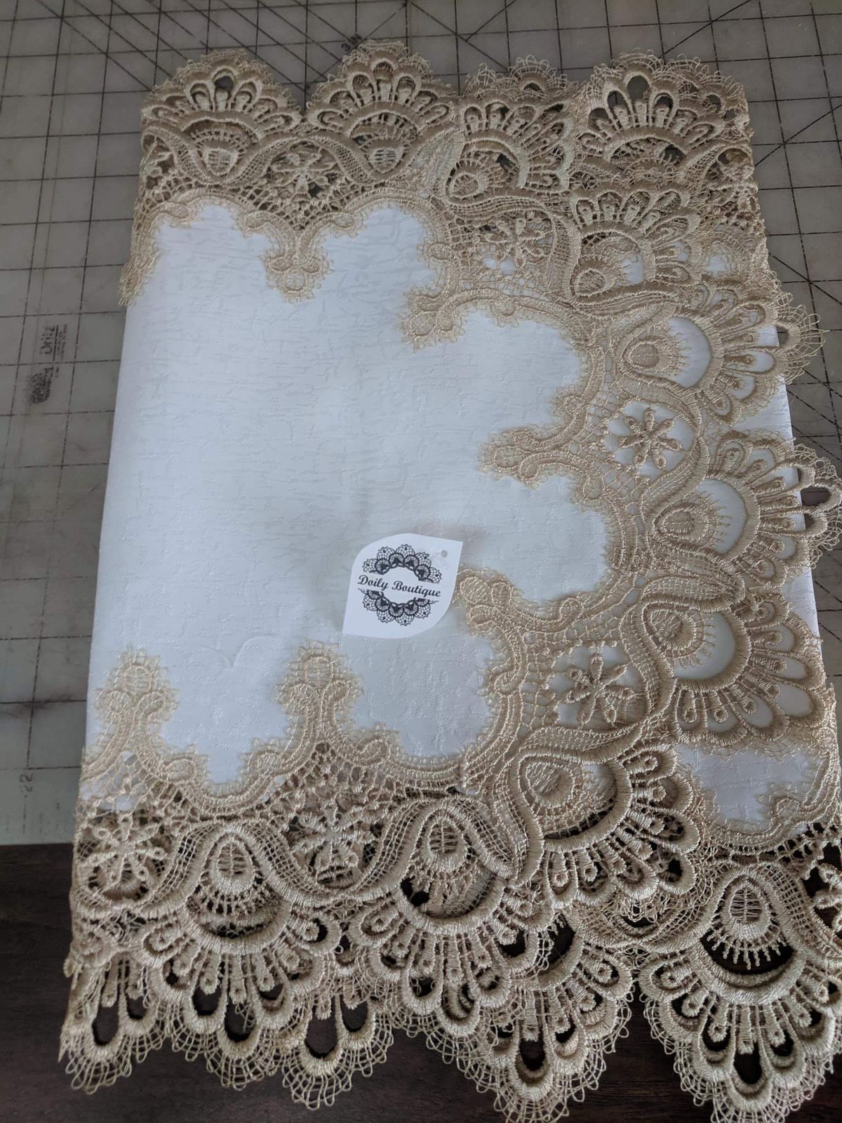 Doily ブティックテーブルランナー