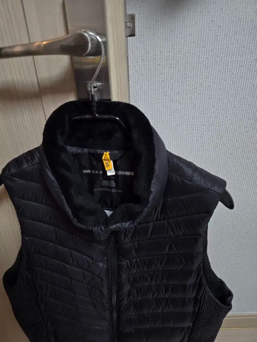 DKNY 軽量 アヒルファー ベスト