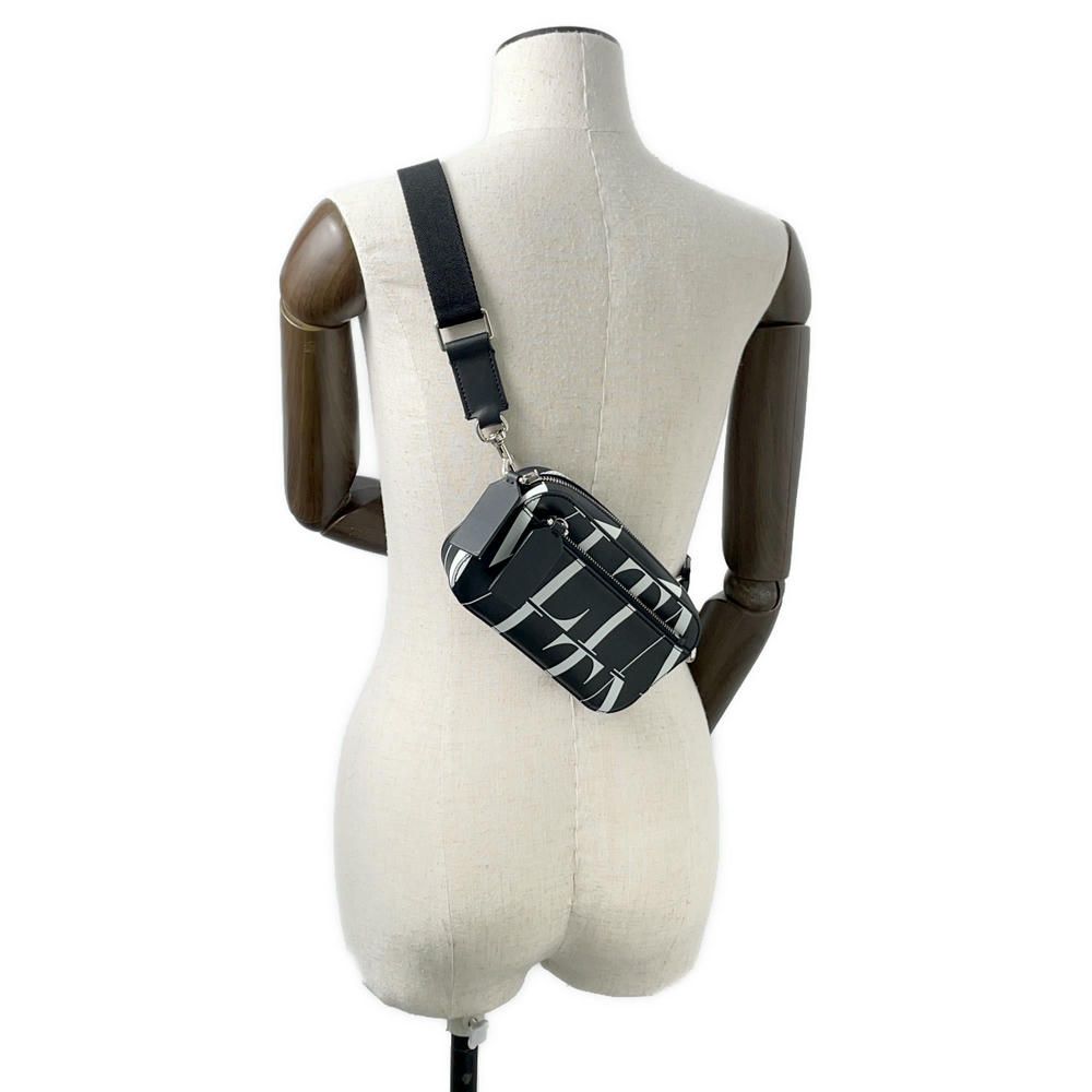 VALENTINO ヴァレンティノガラヴァーニ　シルバー ボディバッグ VLTN VALENTINO ヴァレンティノガラヴァーニ シルバー ボディバッグ VLTN