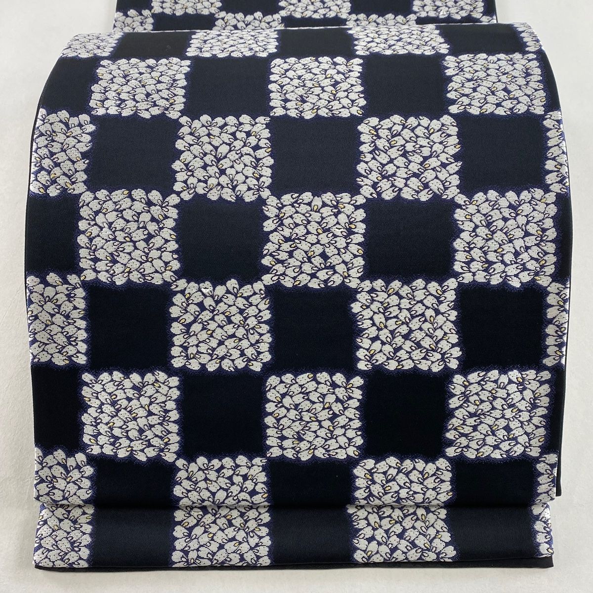 袋帯 美品 逸品 市松 花びら 刺繍 黒 六通 正絹 【中古】 - メルカリ