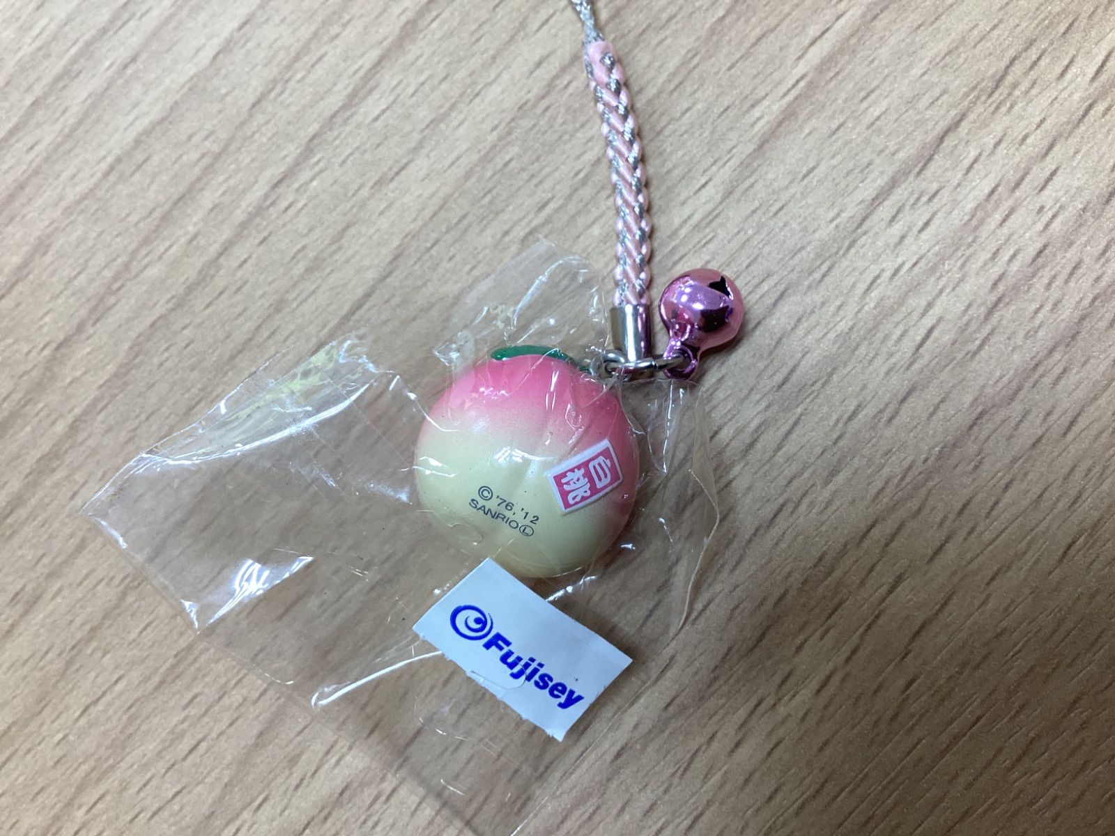 I621 ハローキティ ご当地ストラップ山梨限定 白桃カット