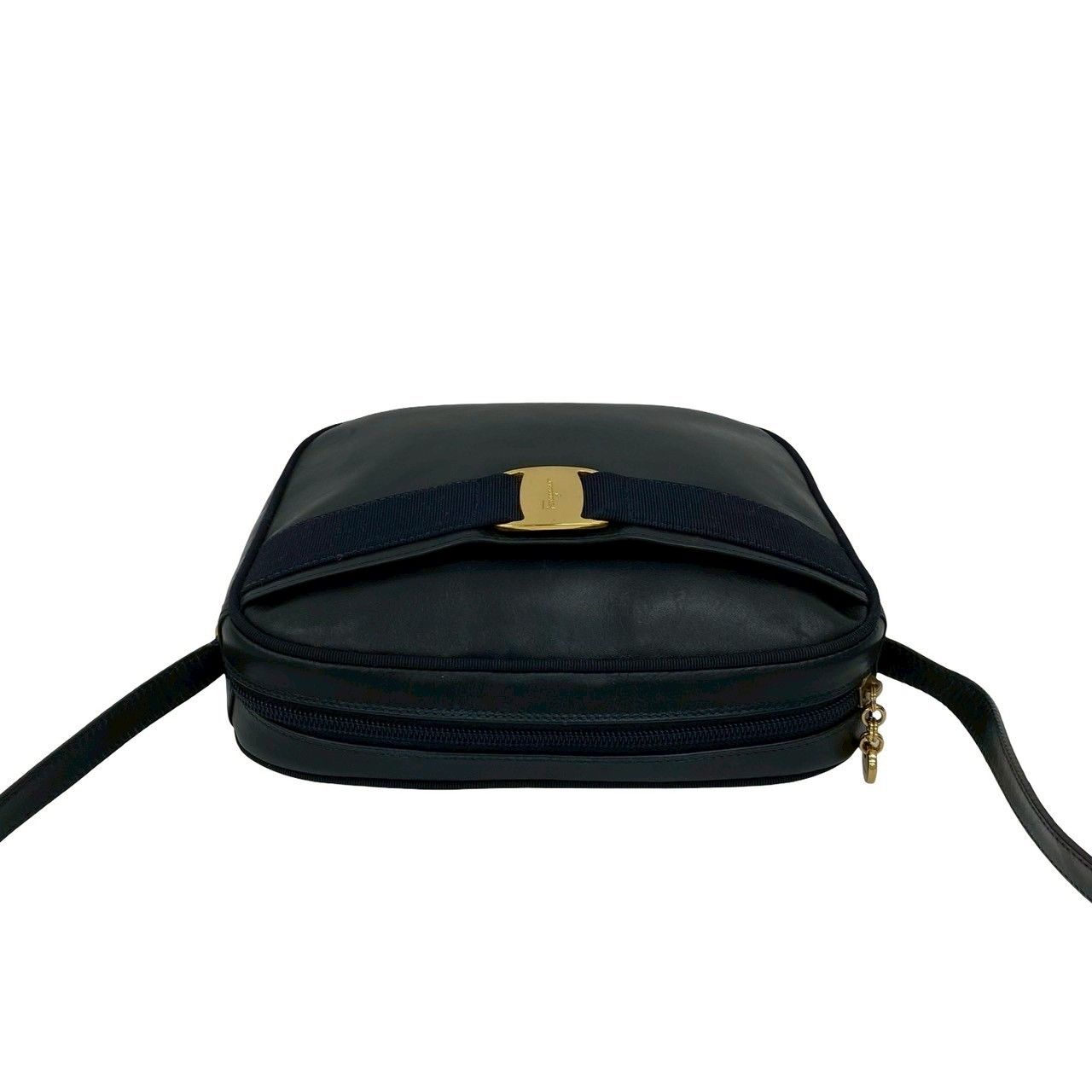 美品　サルヴァトーレフェラガモ ショルダーバッグ　ダークネイビー ヴァラ　レザー 極 美品 Salvatore Ferragamo サルヴァトーレフェラガモ ヴァラ ロゴ