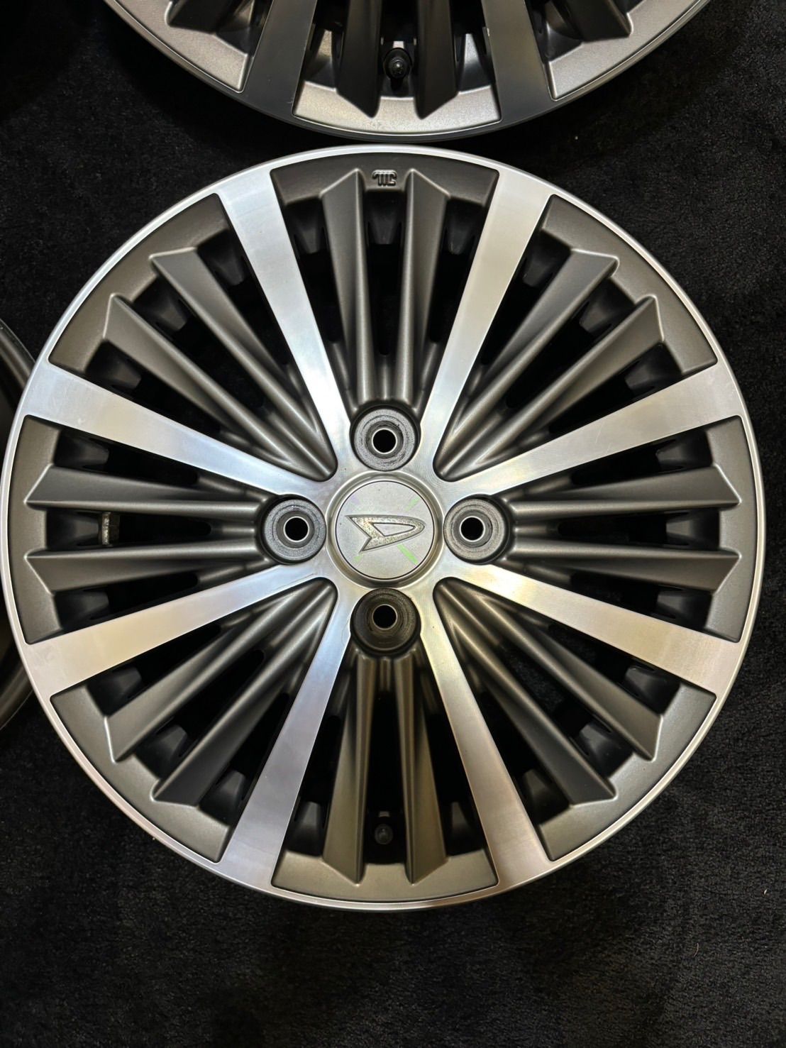 ② 中古 ダイハツ タフト 純正 ホイール 15インチ ２本 ファンクロス ① 中古 ダイハツ タフト 純正 ホイール 15インチ 2本 ファン