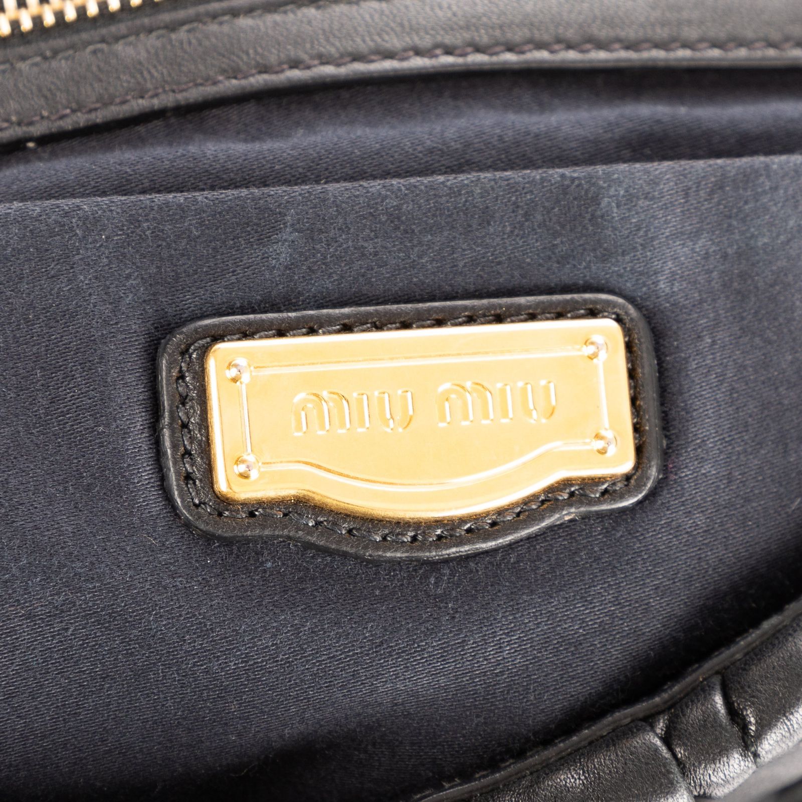 ミュウミュウ大フラップサッチェル黒マトラッセパテントレザーA