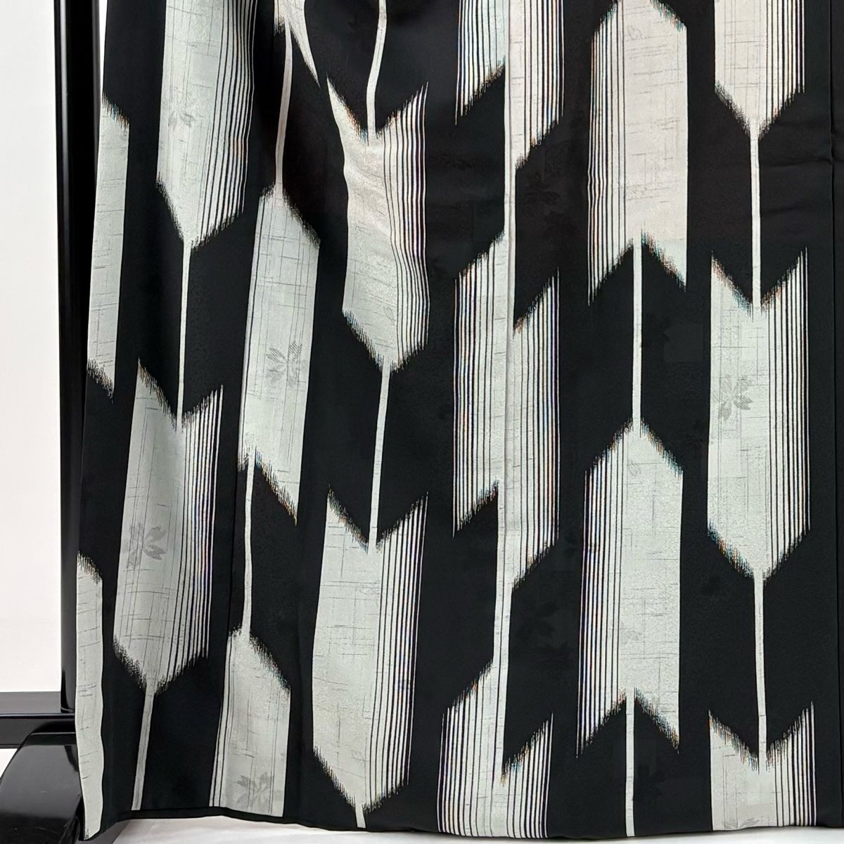 小紋 身丈168.5cm 裄丈68cm L 袷 洗える着物 矢羽根 桜 黒 化繊 美品