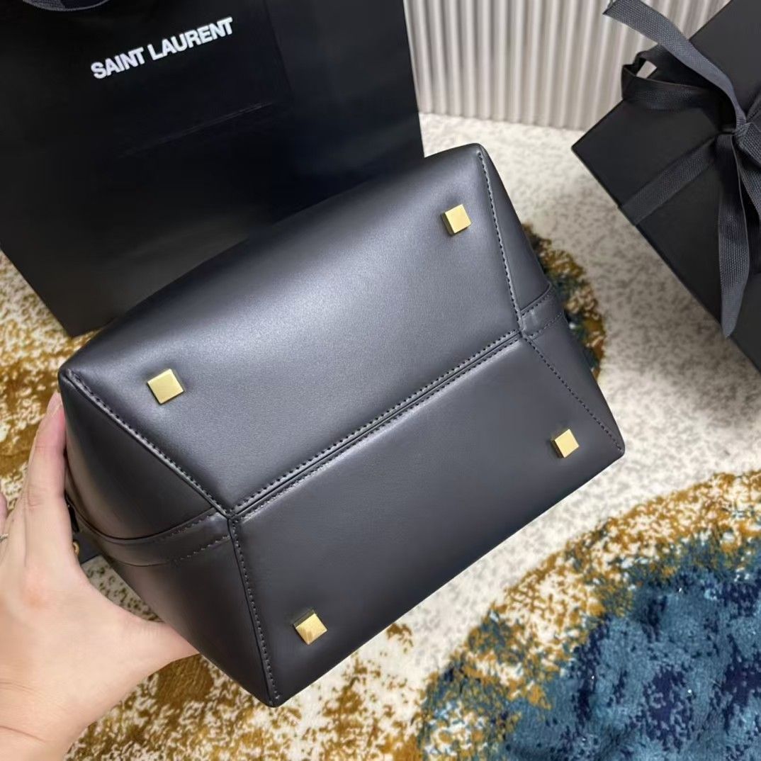 【本日限定価格】YSL ブラックレザーハンドバッグ　ショルダーバッグ 美品 ☆YSL☆ サンローランショルダーバッグハンドバッグ｜本日