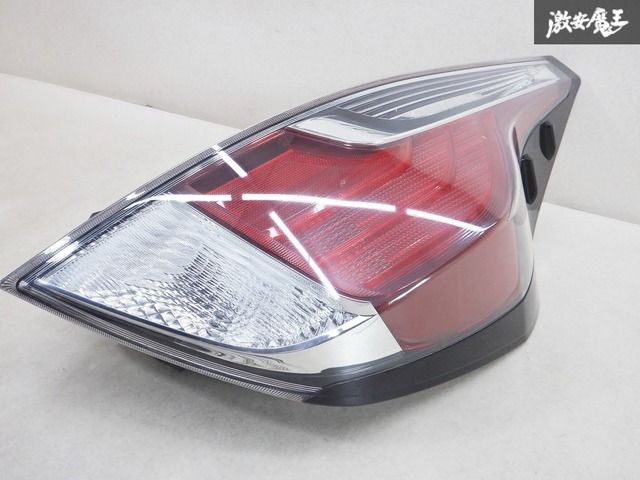 良品『ストア出品』 トヨタ純正 NHP10 アクア 中期 テールライト