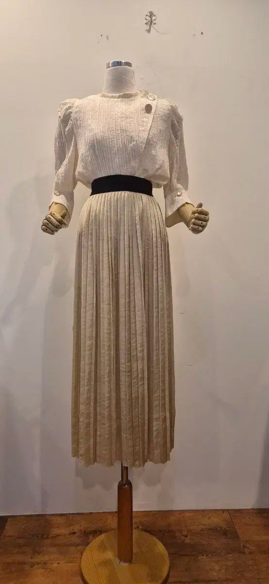 DEWL ブラウス DKNY プリーツスカート