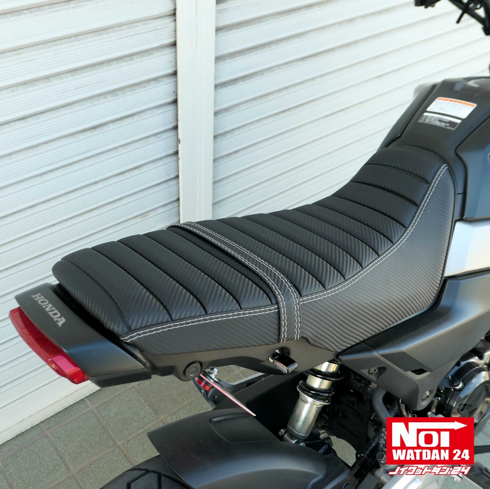 Noi製 グロムJC61前期用カスタムシート ローダウン 黒ステッチ GROM