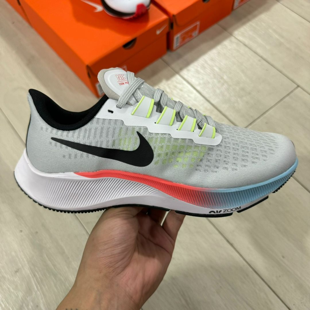 Nike Air Zoom Pegasus 38 男女兼用です【並行輸入】