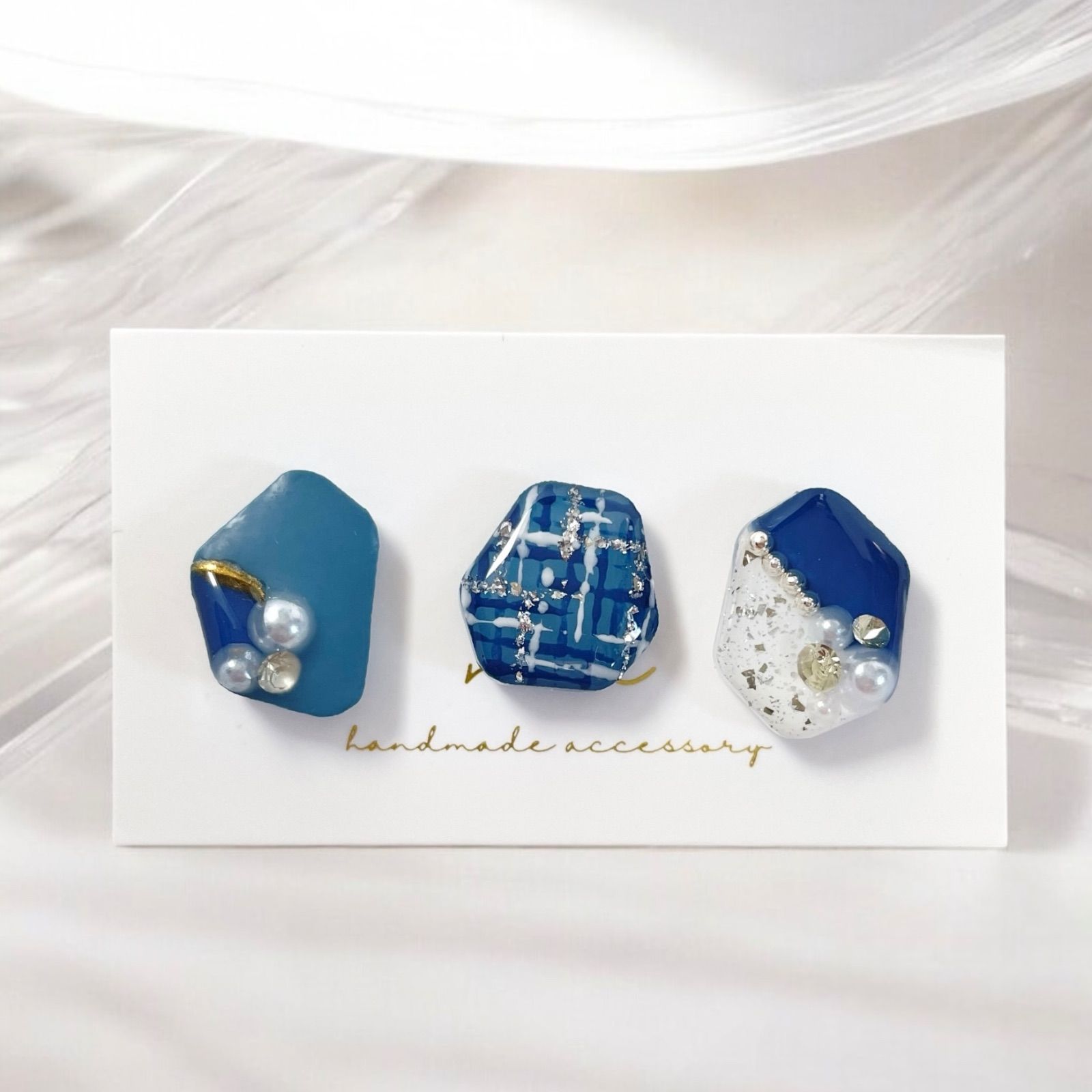 ＊234 不規則　小ぶり　3粒　アソート　マット　ツイード　ツヤ　ブルー　レジン　アシンメトリー　ピアス/イヤリング　ハンドメイド