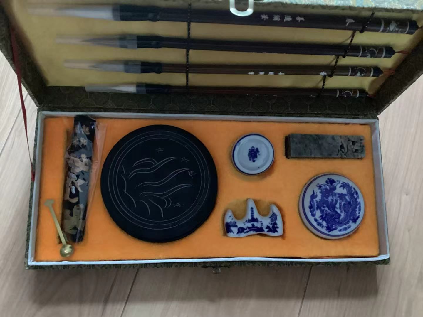 k*o様 雲龍が見事な浅型の硯／黒檀(?)の木箱入り 5本用 黒檀