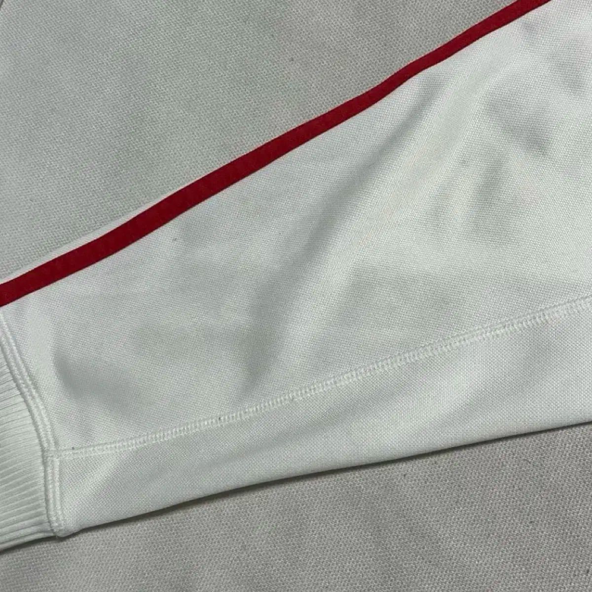 白 トラックジャージ