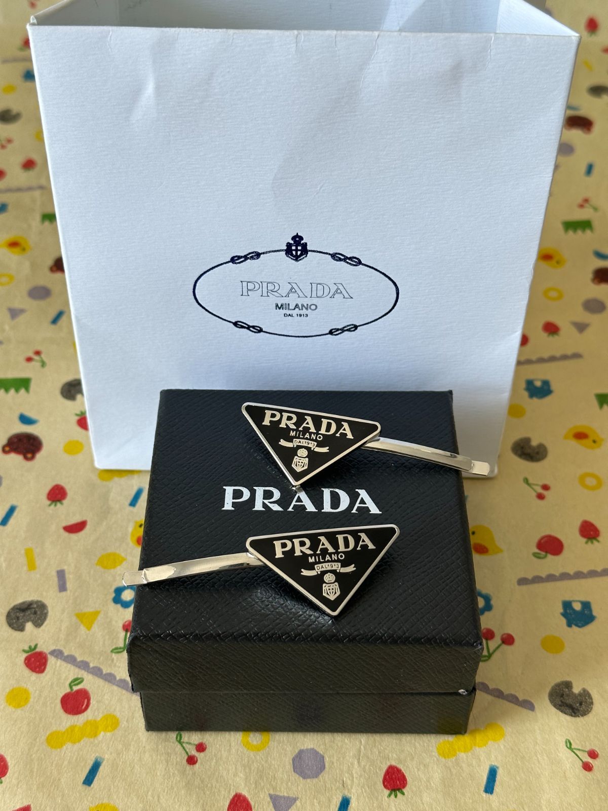 PRADA トライアングル ヘアピン 2個セット 刻印あり! - メルカリ