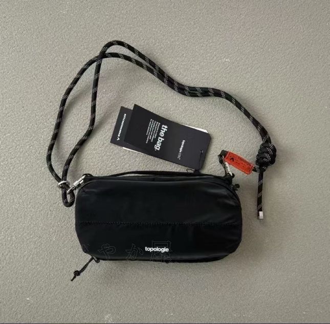 topologie ボトルサコッシュ ストラップ付き ショルダーバッグ Bottle Sacoche ボトルサコッシュ / Black (Puffer) / Bungee