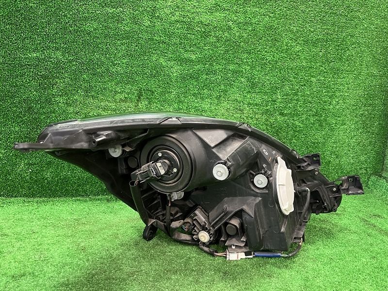 アイシス ZGM15G 左ヘッドランプ ヘッドライト L コイト 44-68 81170-44330 1F7