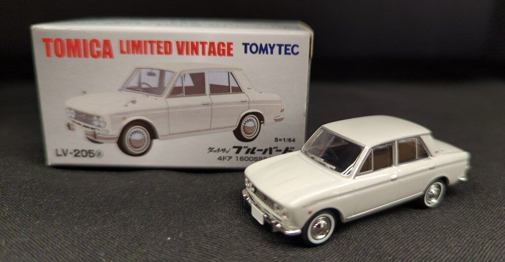 TOMYTEC TOMICA LIMITED VINTAGE ダットサン ブルーバード 4ドア
