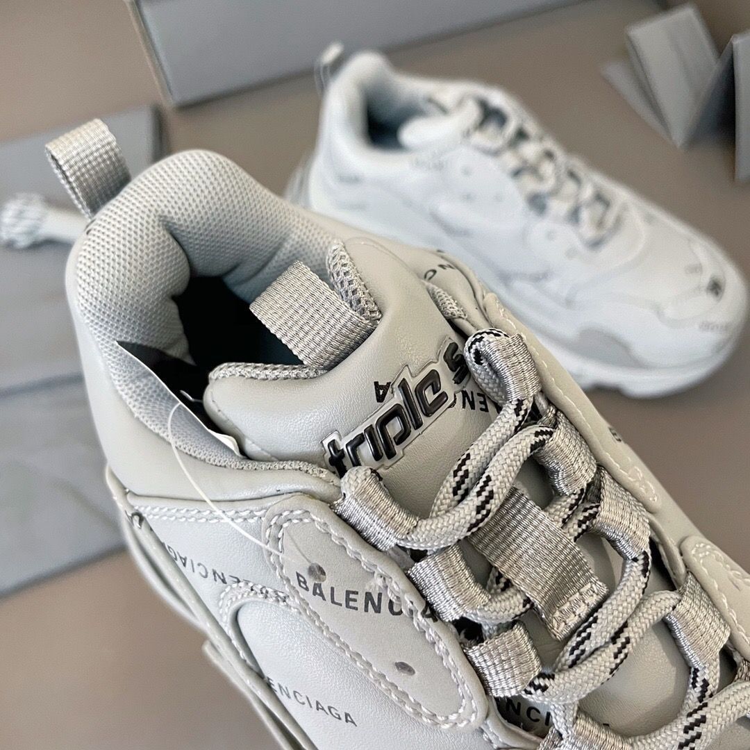 男女兼着 BALENCIAGA バレンシアガ Triple S スニーカー