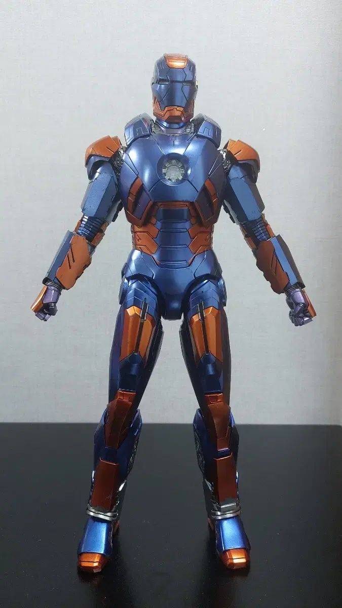 ホットトイズ アイアンマン マーク27 ディスコ Marvel Iron Man Mark 27 - Disco Collectible Bust by Hot Toys
