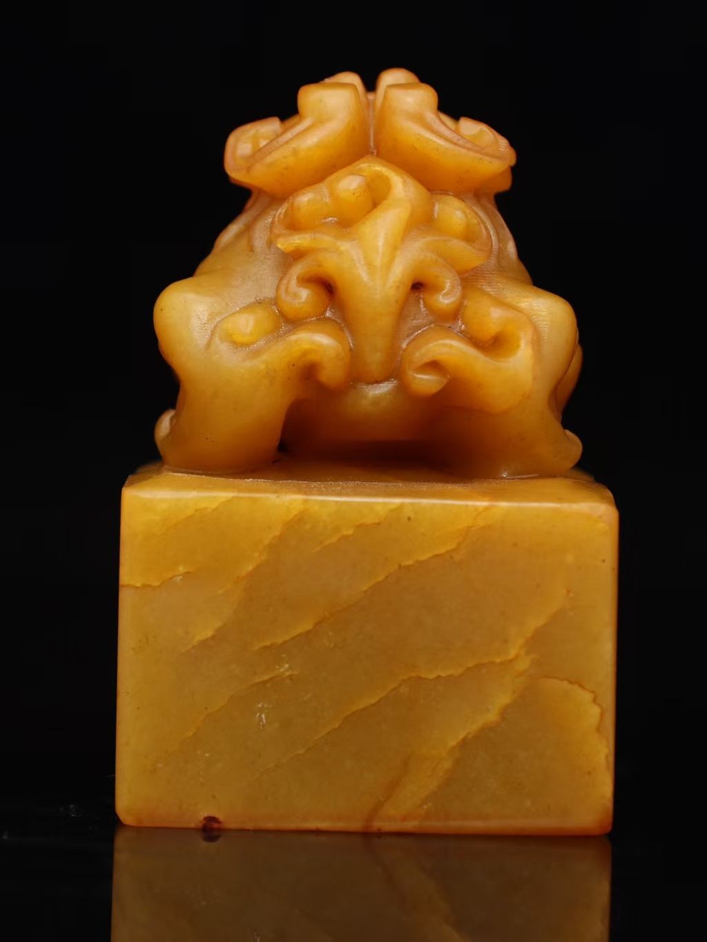 田黄石彫刻瑞獣印章置物
