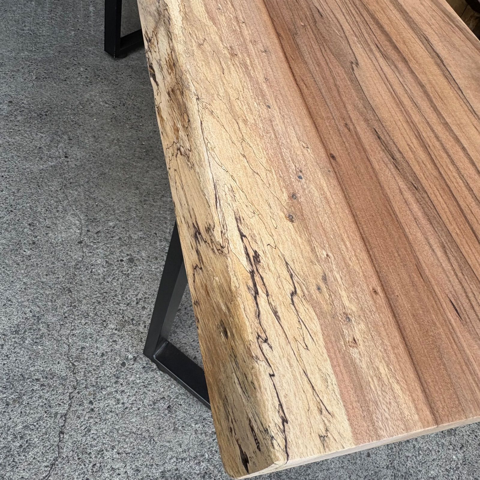 ベリ 一枚板 無垢材 DIY木材 無垢テーブル カウンターテーブル コーヒーテーブル カフェカウンター風 MARWIL-DEMENAGEMENTS_CH