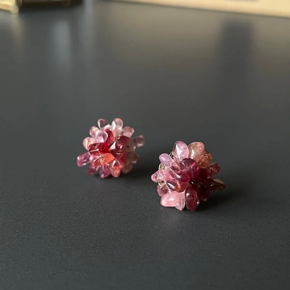 ビルマ産マルチカラースピネルデザインピアス/イヤリング くすみカラー スピネル 天然石 (チタンポスト)フープピアス