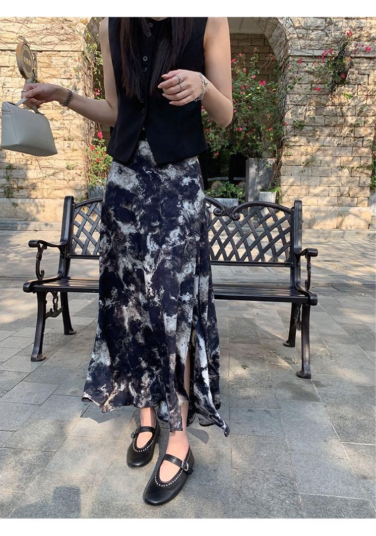 春のお出かけにぴったり♪花柄×スリットロングスカート