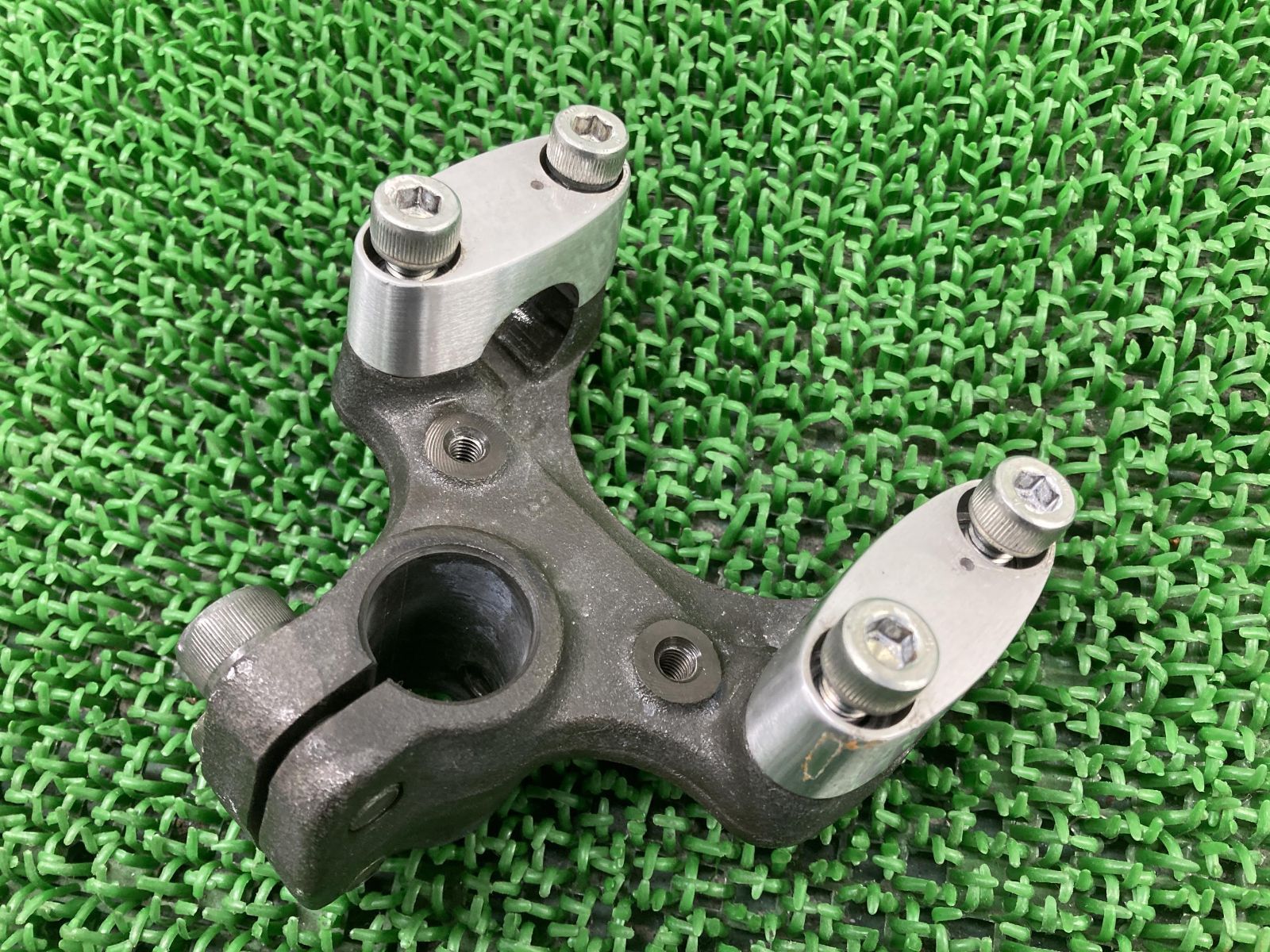 スカイウェイブ トップブリッジ スズキ 純正 中古 バイク 部品 CJ43A SKYWAVE スカブ ハンドルポスト ハンドルクランプ 曲がり無し