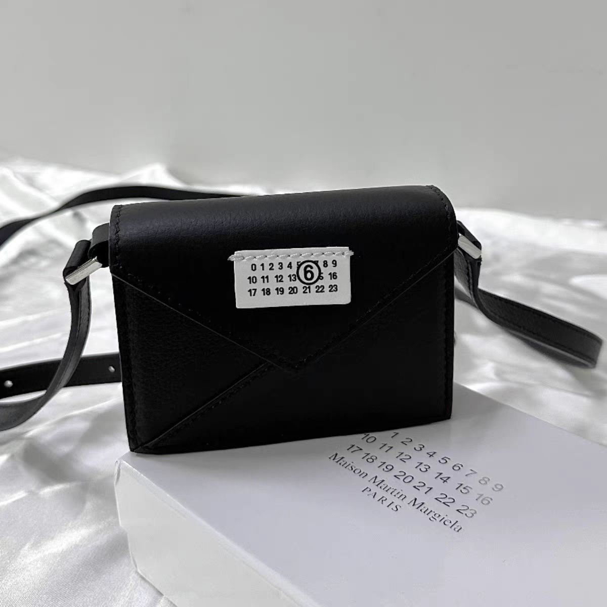 MM6 Maison Margiela ショルダーバッグ　コインケース付き MM6 コインケース付き ショルダーバッグ ブラック MAISON