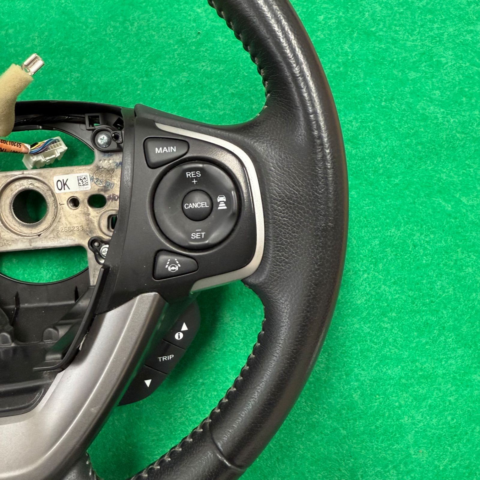 フリード　ＧＢ７　純正　レザー　ハンドル　スイッチ付　ステアリングホイール　中古 フリード GB5 純正 革 ステアリング ハンドル スイッチ GB5 GB6 GB7