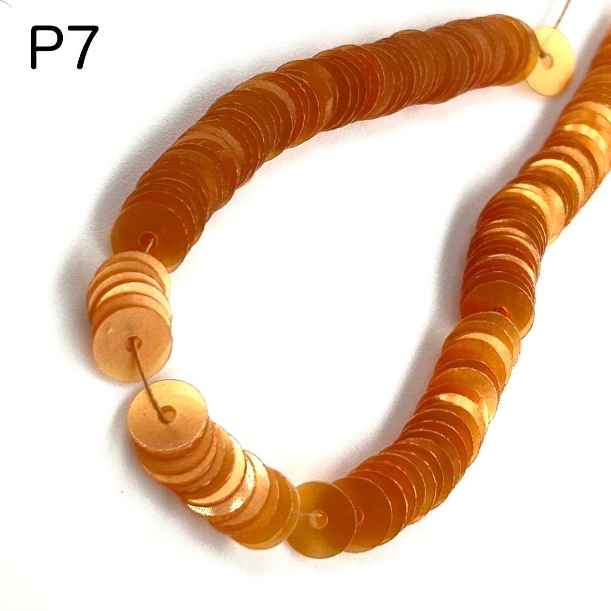 スパンコール オレンジ 4mm 糸通し パイエット フランス製 オートクチュール刺繍 リュネビル刺繍 刺繍材料屋さん メルカリ