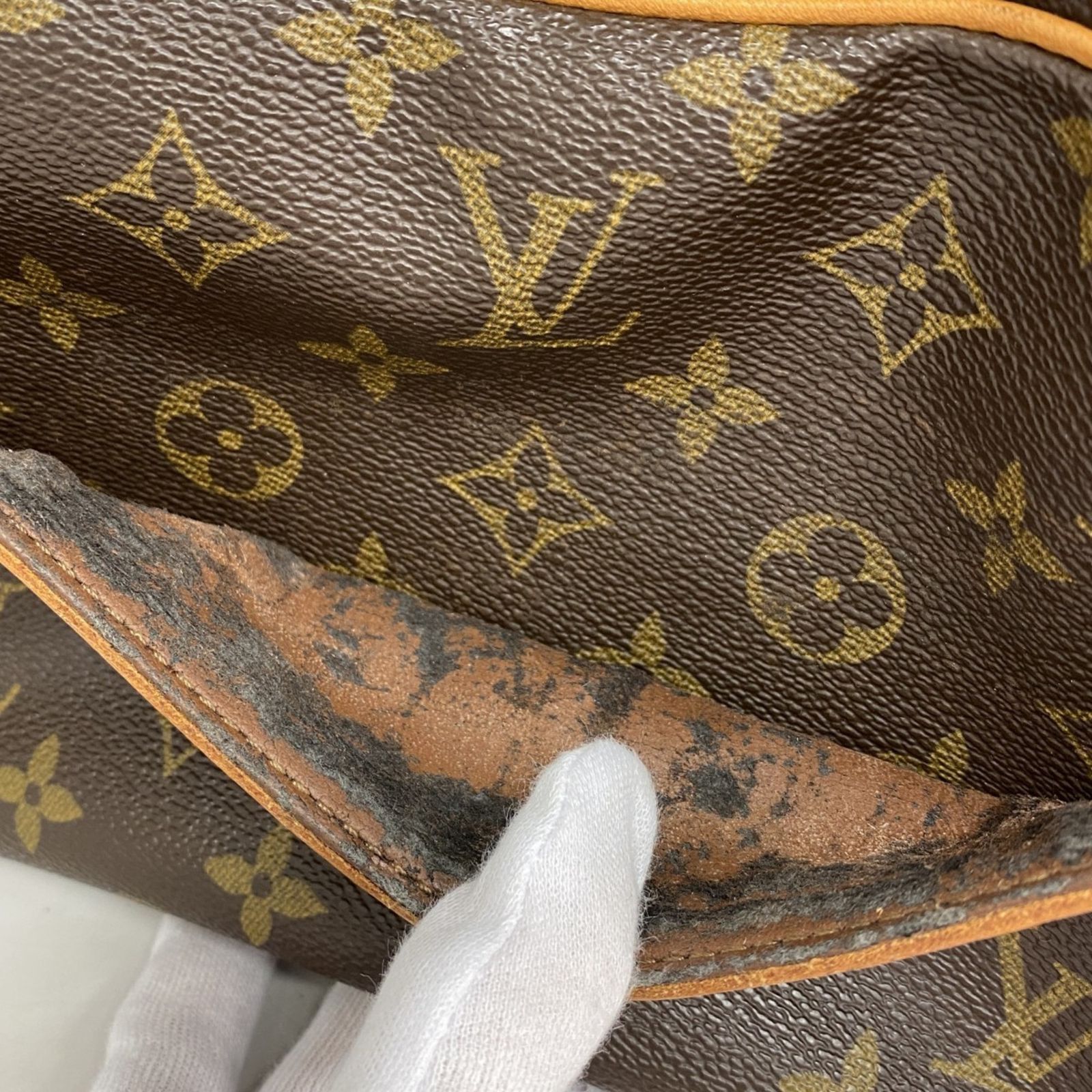 ルイヴィトン トゥルース トワレット 28 モノグラム セカンドバッグ