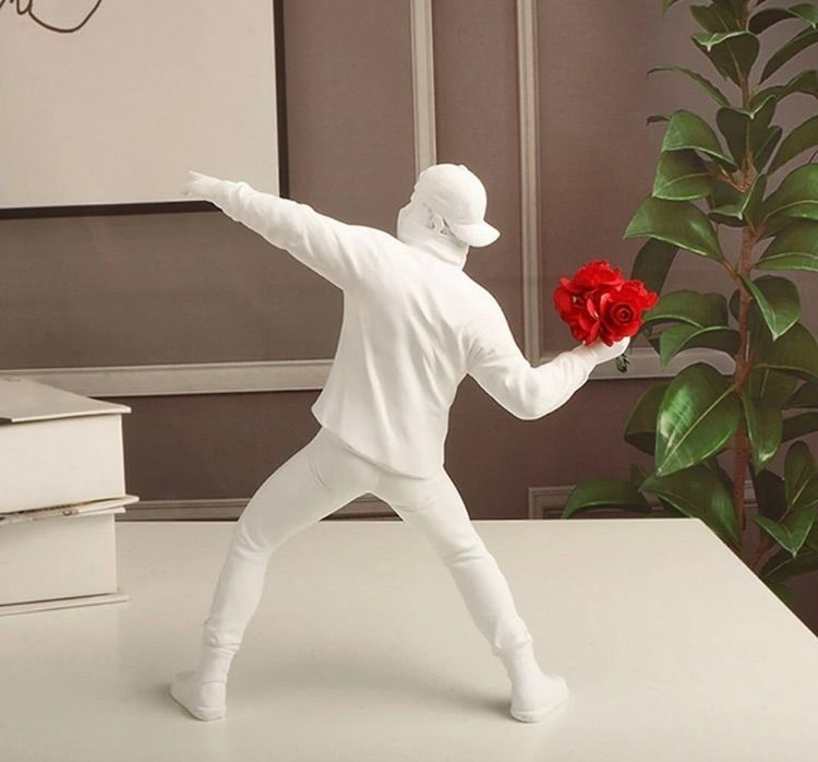 バンクシー　フィギュア　Banksy Amazon.co.jp: バンクシー アート Banksy art フィギュア 花束を