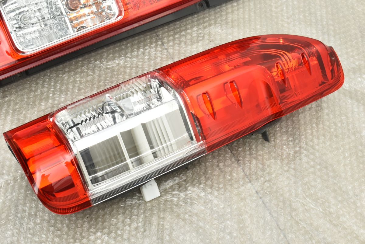 美品】トヨタ 200系 ハイエース 純正 テールランプ 左右セット