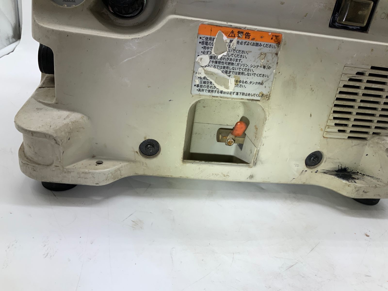 中古品】☆Makita/マキタ 常圧エアコンプレッサー AC700 [ITNUOJS8YCIA 