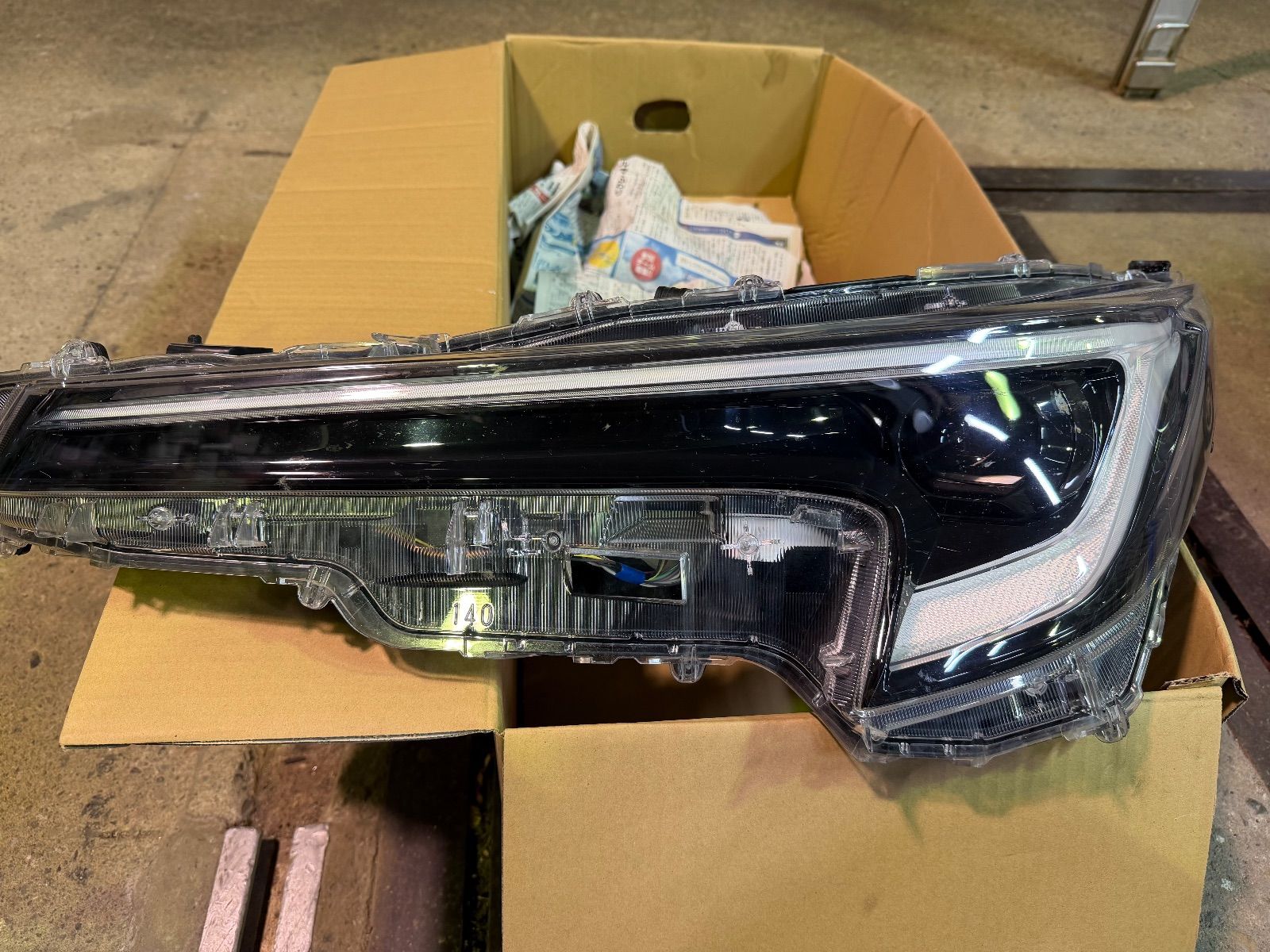 カローラーツーリング ヘッドライト左