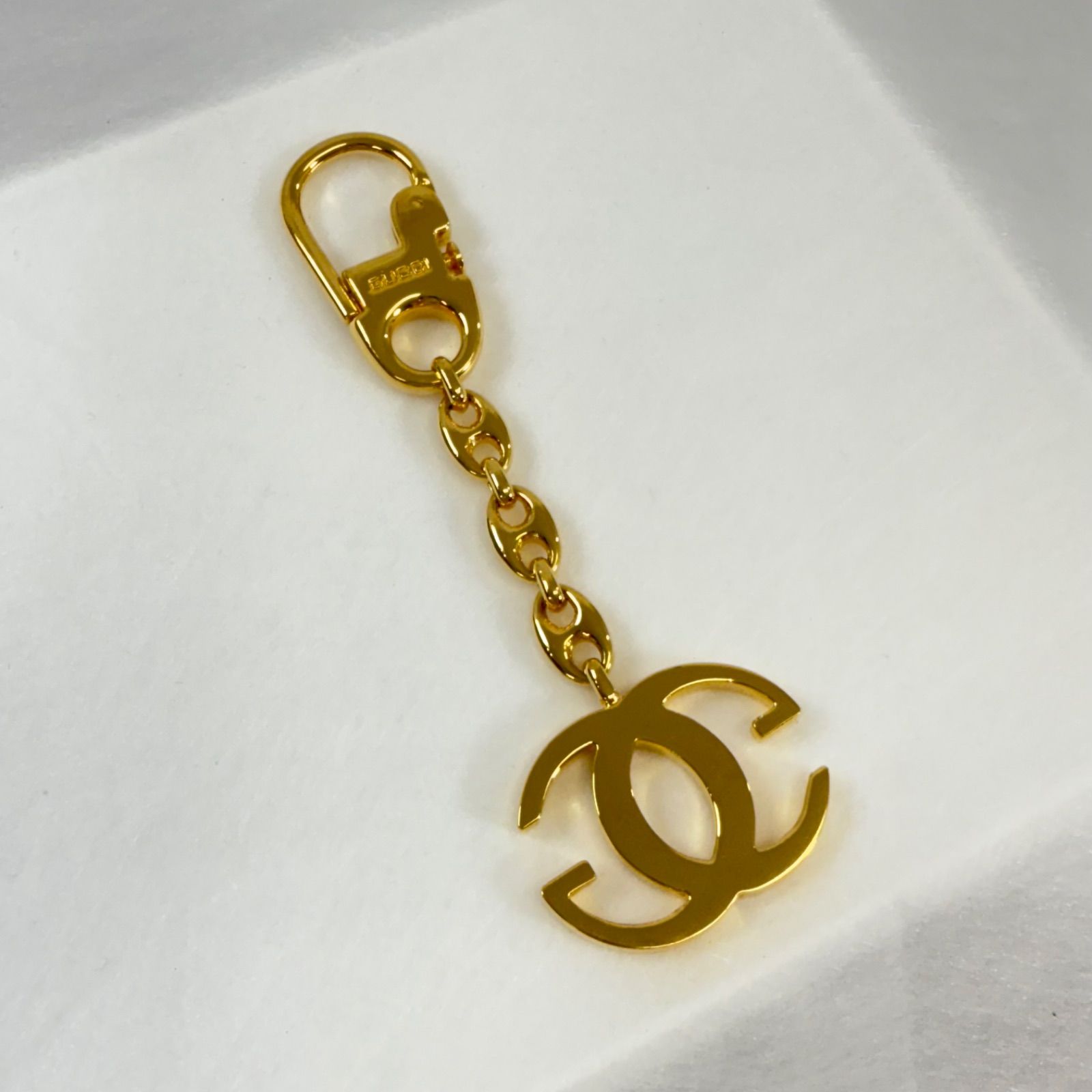 GUCCI ゴールド キーホルダー SS24 グッチ ロゴ入りゴールドキーホルダー おしゃれ (GUCCI