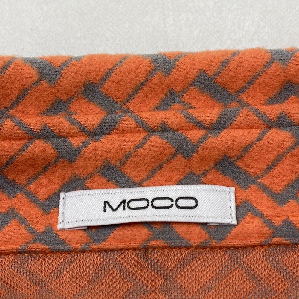 サイズ：50 MOCO モコ 21-2242910 長袖ポロシャツ 総柄 オレンジ系 [240101416661] ゴルフウェア メンズ ストスト MOCO モコ 21-2242910 長袖ポロシャツ 総柄 オレンジ系 サイズ
