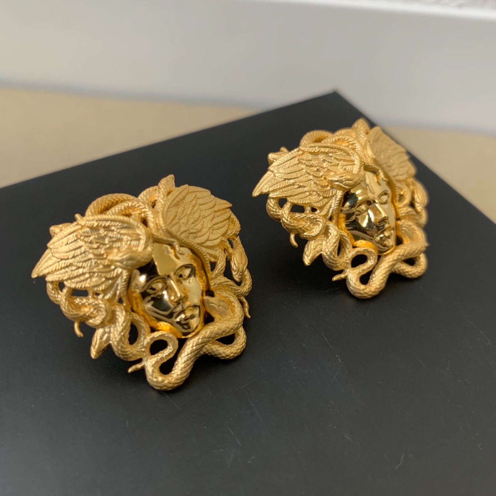 新品未使用】 VERSACE ピアス メデューサ 金色 ゴールド 両耳 新品未使用】 VERSACE ピアス メデューサ 金色 ゴールド 両耳