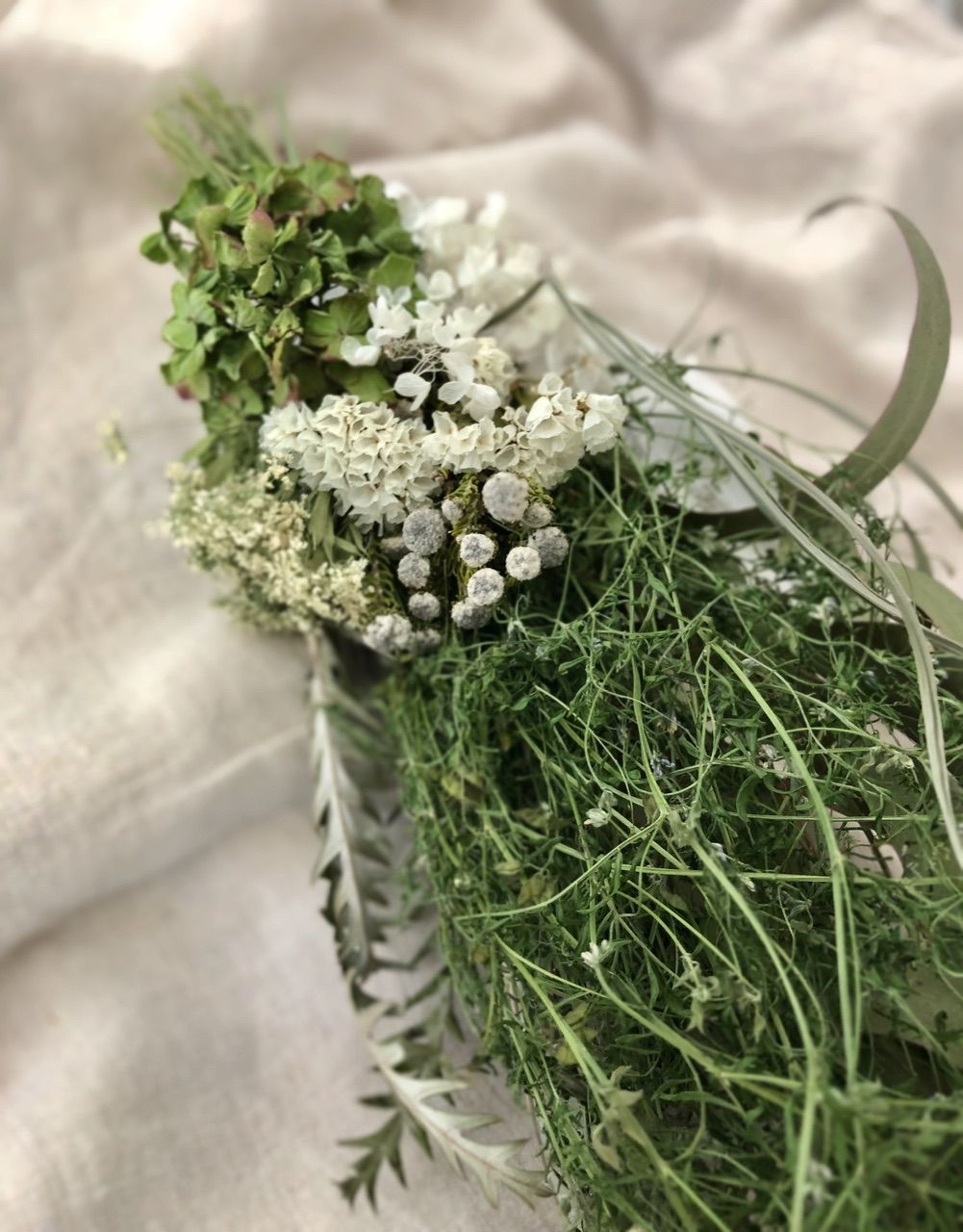 white greenアナベルとユーカリのスワッグ 50cm - メルカリ