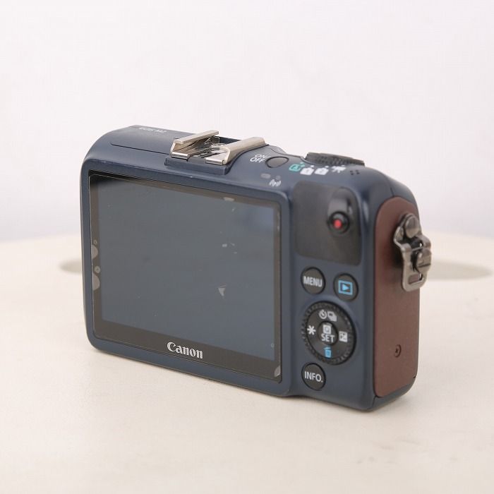 EOS M2