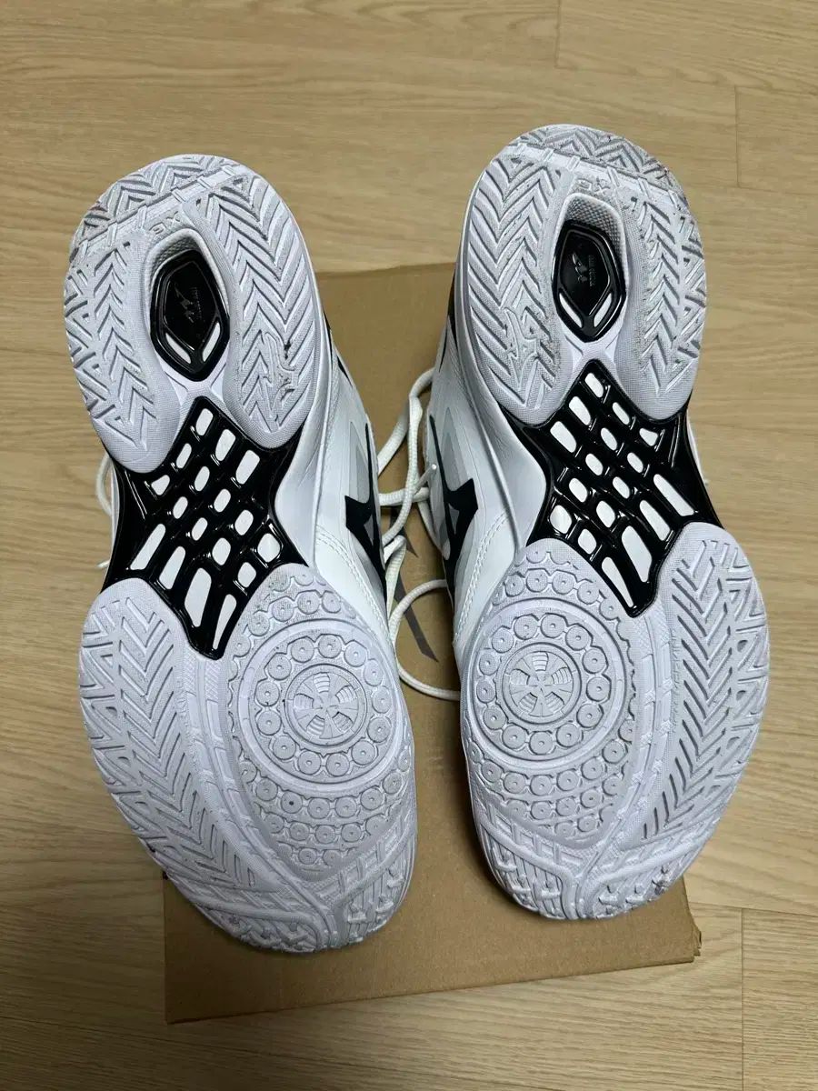 売り切り価格 Mizuno ミズノ 波 爪 NEO₍ネオ 3 255 ブラック バドミントンシューズ ファミリアベスト