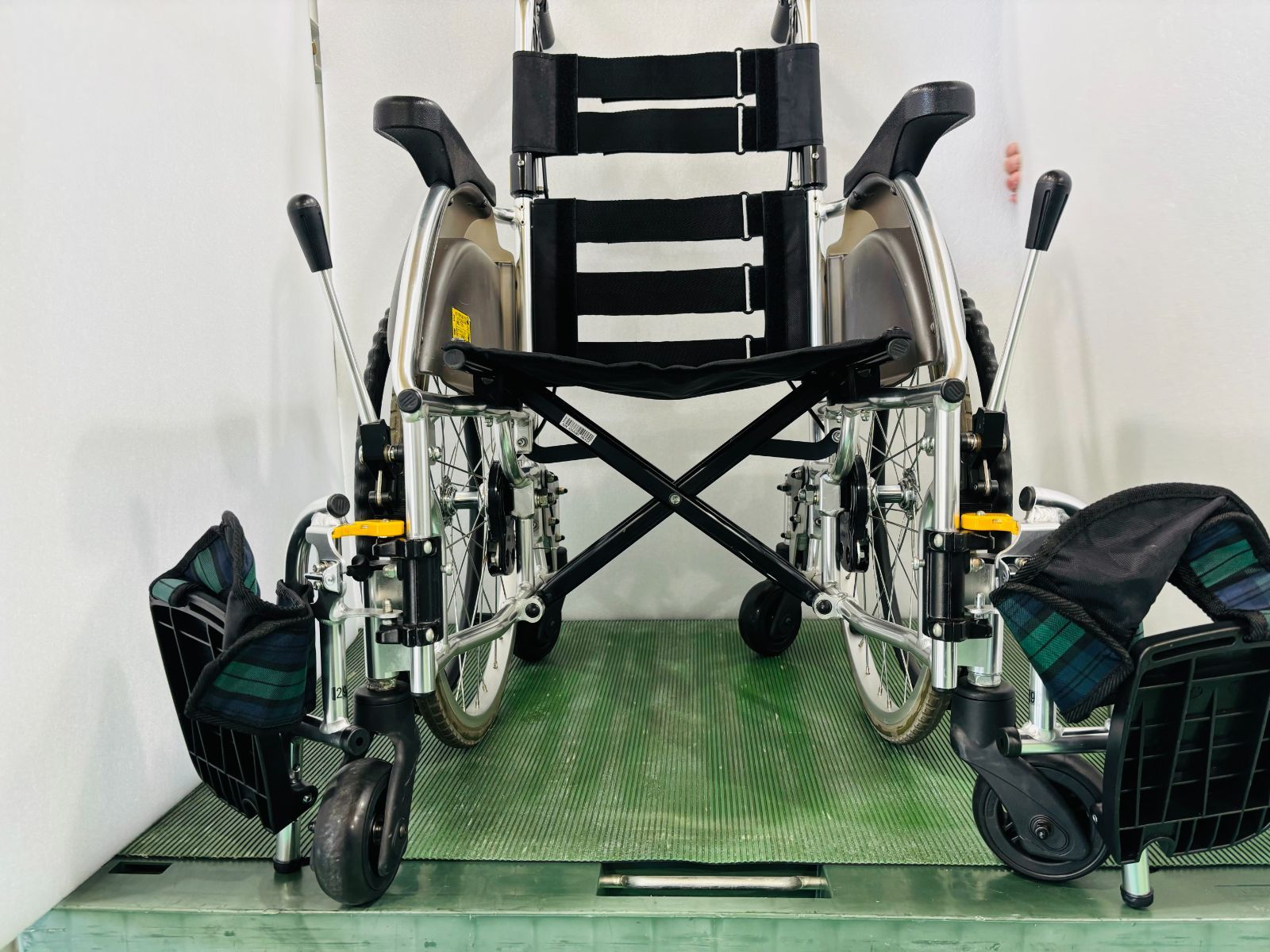 介助型コンパクト6輪車いす