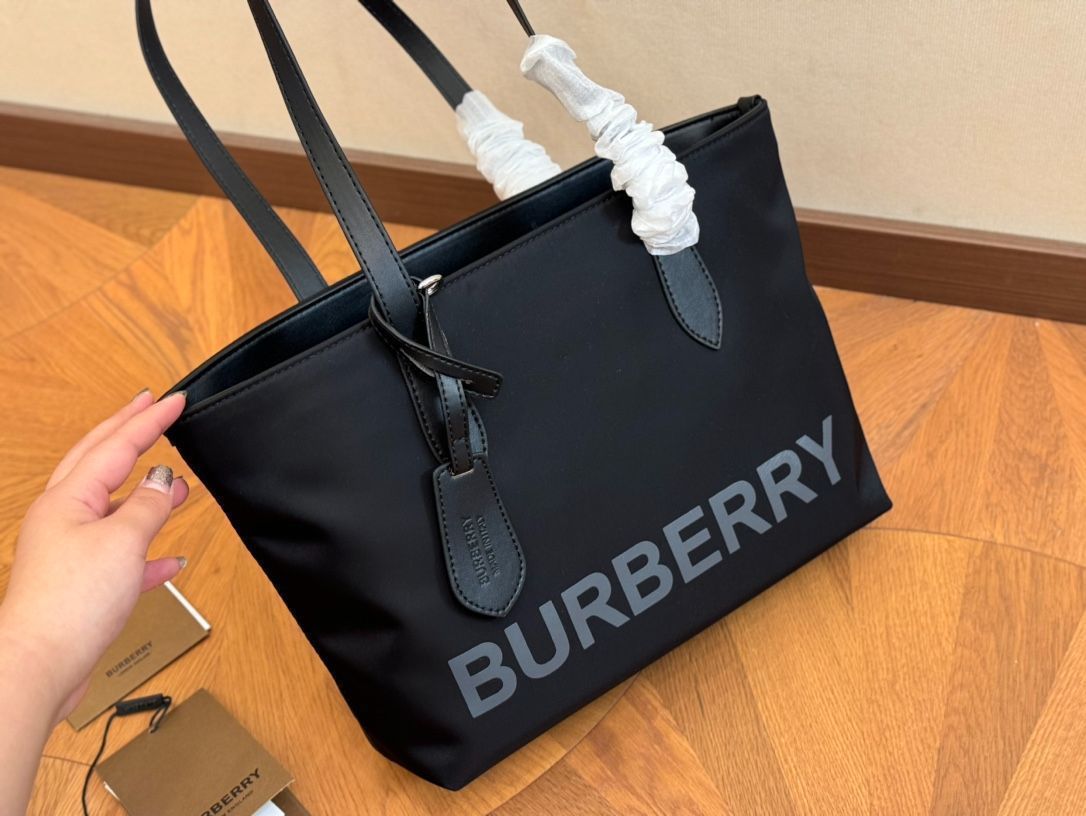 バーバリーのショッピングバッグショルダーバッグには、財布