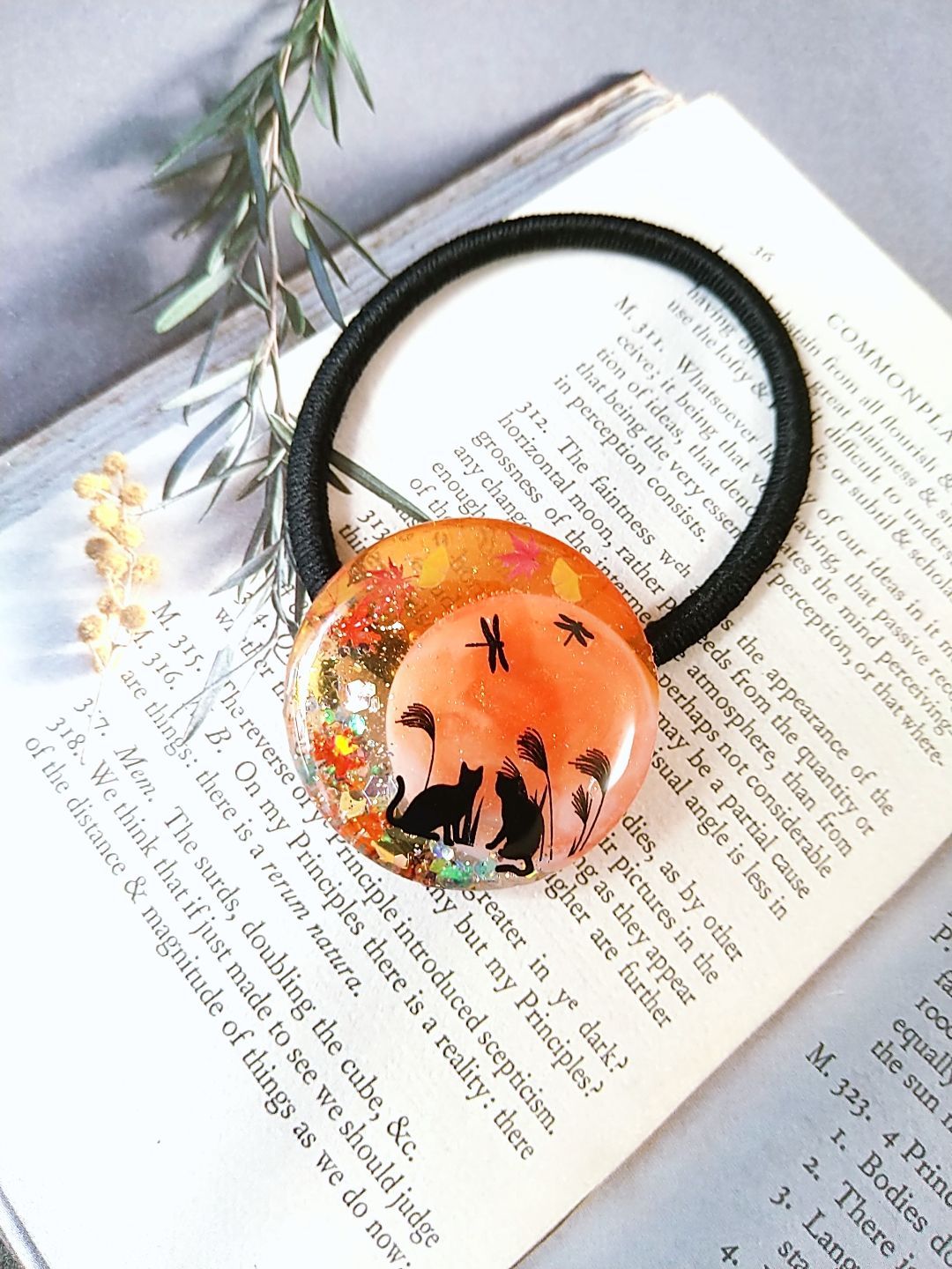 ヘアゴム レジン 紅葉型 マトリカリアと紅葉の艶やか秋景色