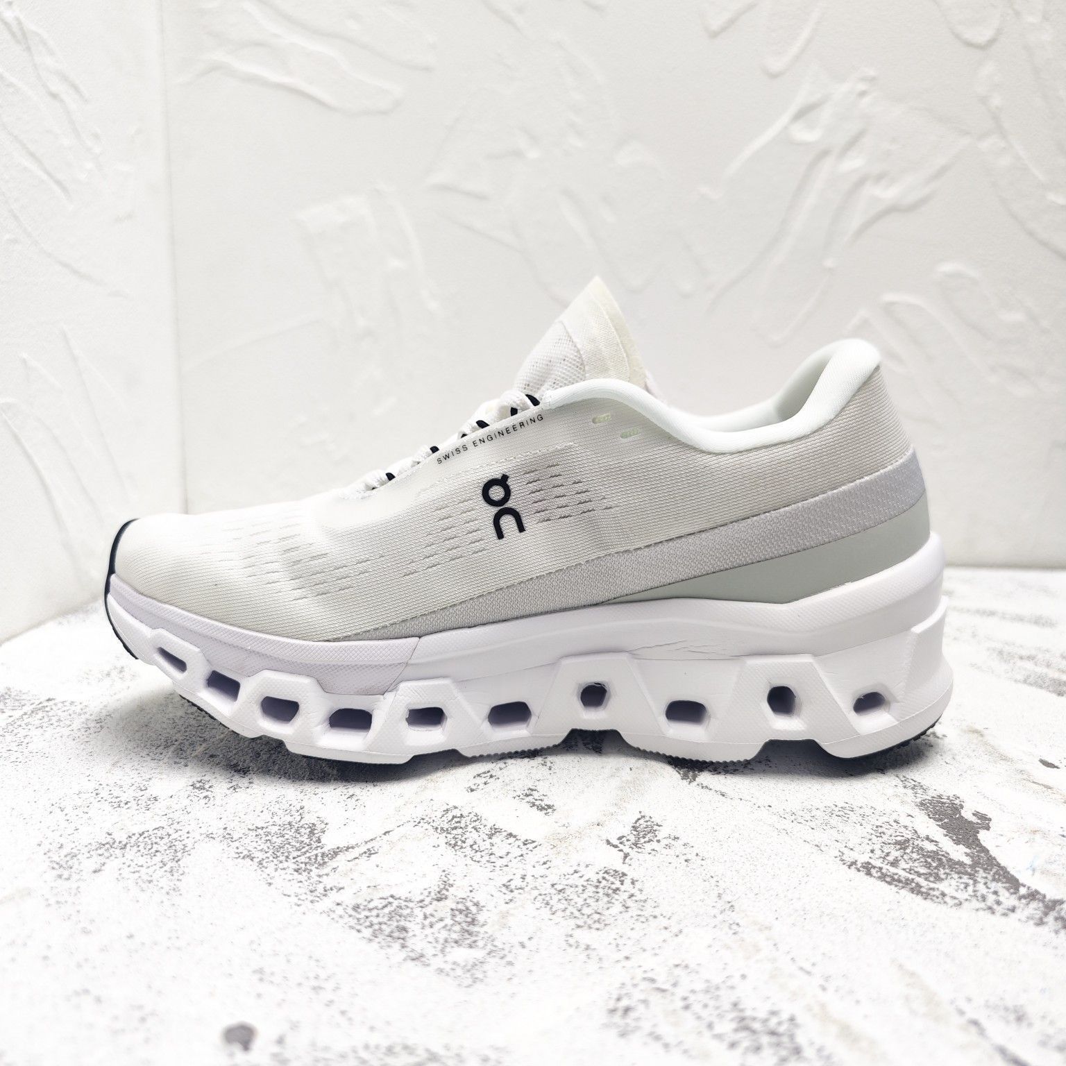【美品】On クラウドモンスター 軽量 厚底 ランニングシューズ 25.5 白 On Cloudmonster2 クラウドモンスター 第二世代 ジョギング