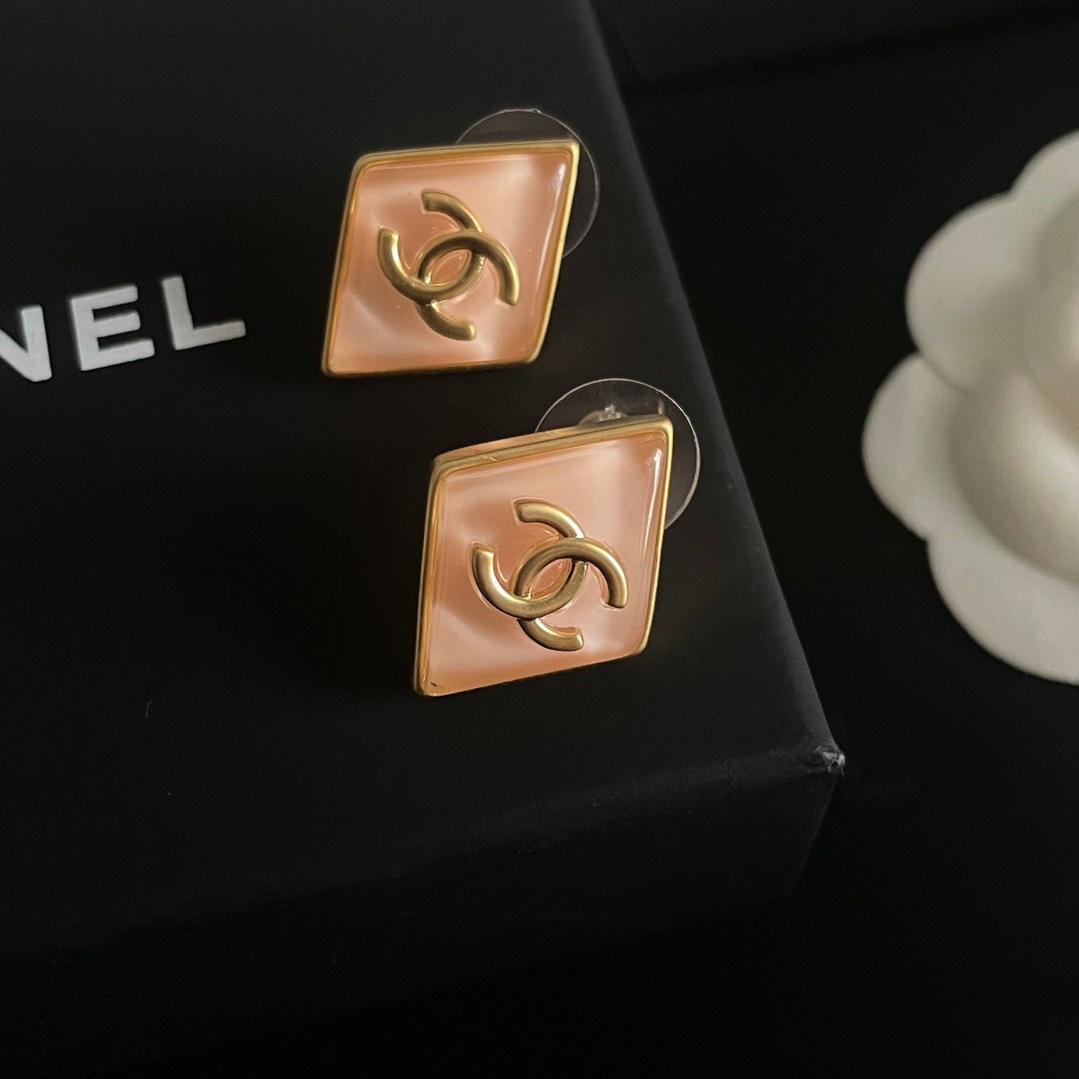 シャネルピアス ゴールドCC 本日限定セール　値下げ交渉不可 Amazon | [シャネル]ピアス アクセサリー レディース CHANEL